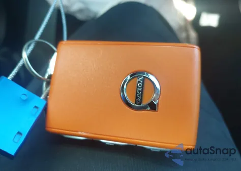 2022 Volvo Xc60 B5 Inscription z USA, uszkodzony, nr VIN YV4L12RL5N1046165